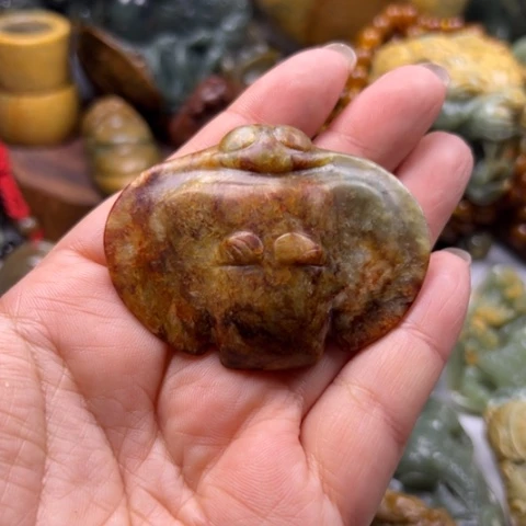 未镶嵌岫岩河磨玉（透闪石质玉）挂件