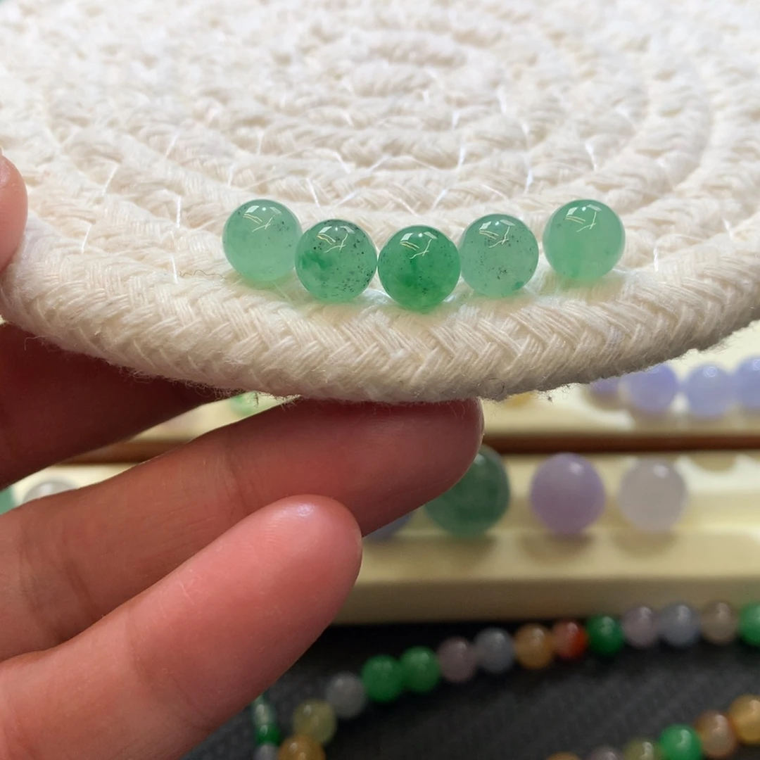 翡翠散珠7.5mm乌鸡飘绿花一颗