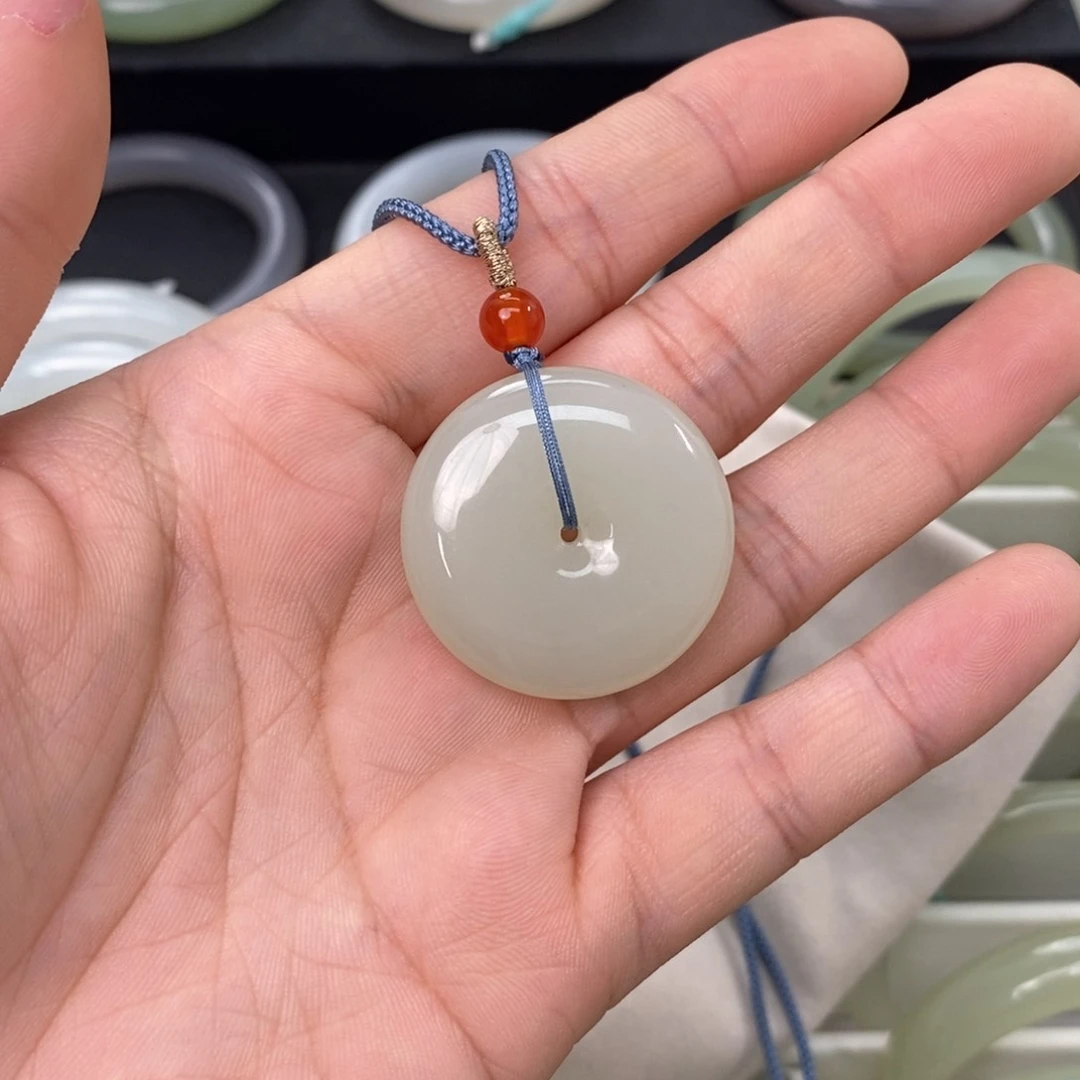 和田玉吊坠未镶嵌平安扣