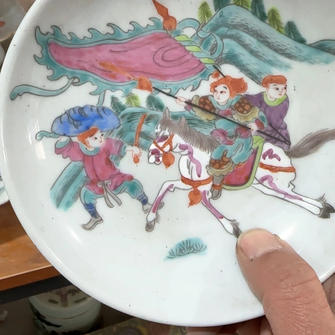 瓷片瓷器上还写满红花绿