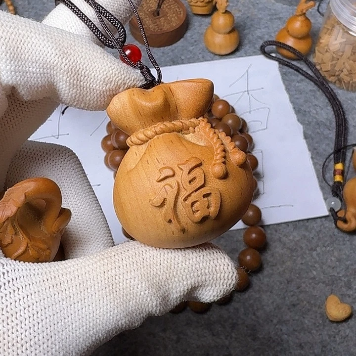 人***邓檀香木手串/手链老山檀香雕刻大钱袋子