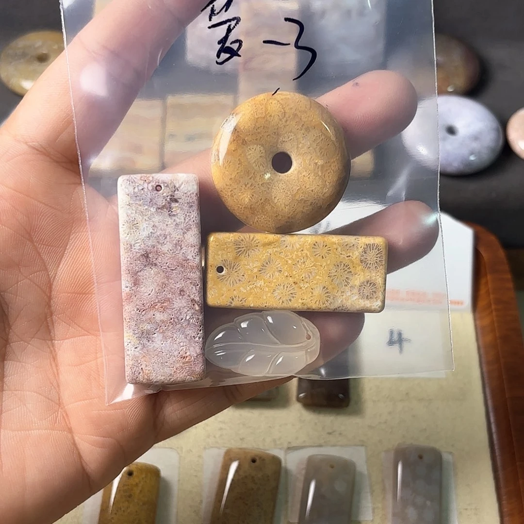 硅化玉颈饰未镶嵌爱****?