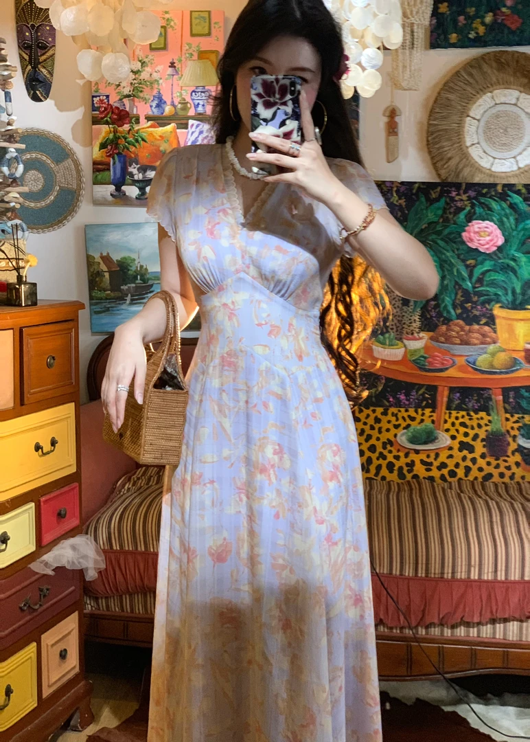 《紫色甜美斯嘉丽》2025刺绣法式荷叶边V领碎花连衣裙女M114