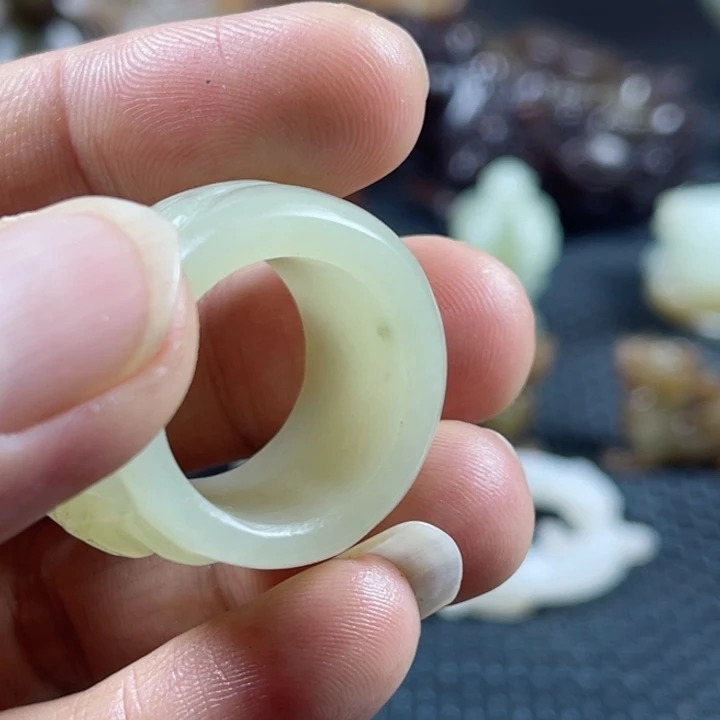 和田玉颈饰未镶嵌蜜**饼