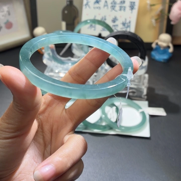 翡翠未镶嵌手镯淡冰蓝方条