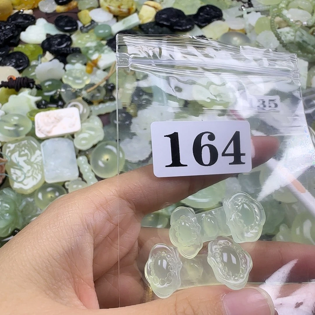 迟***遇蛇纹石玉未镶嵌岫玉吊坠