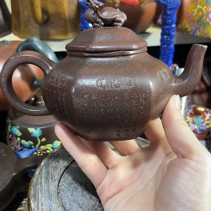 茶壶紫泥原矿泥料手工制作的一把紫砂壶。