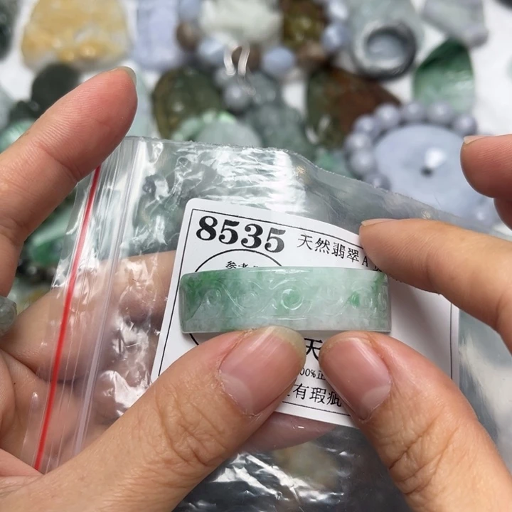 翡翠未镶嵌颈饰8535