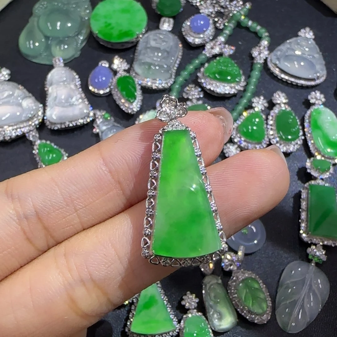 颈饰18K金镶嵌翡翠精品