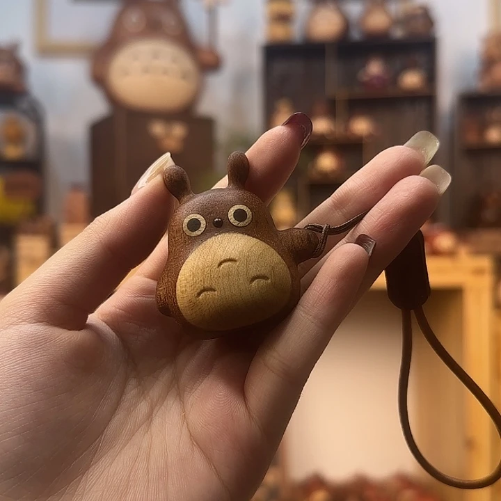 胡桃木龙猫钥匙扣