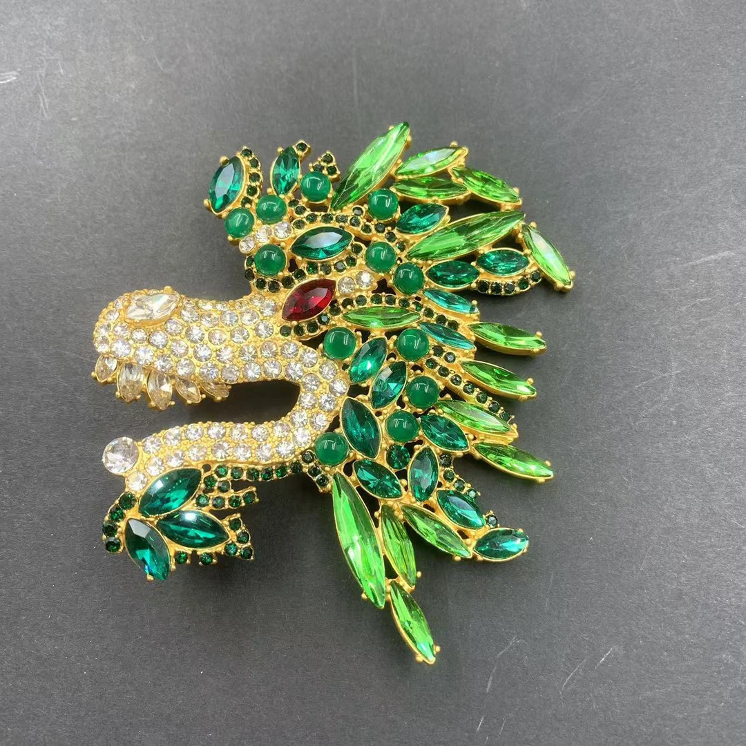 铜合金胸针 中古饰品合金龙头胸针法式复古胸针哑光真金玻璃材质