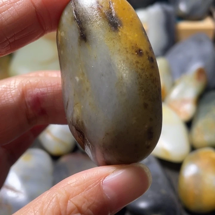 云***开和田玉未镶嵌颈饰