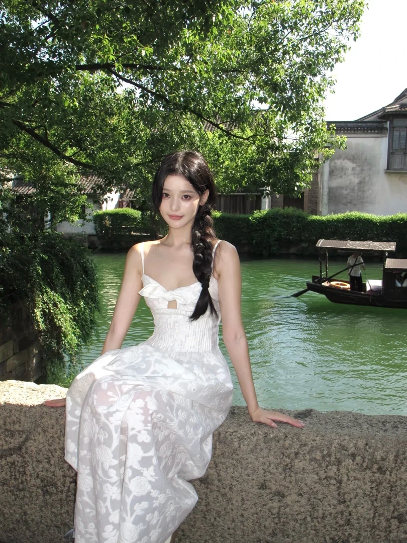 2025年夏日胶囊系列小众设计感纯欲提花镂空塔克吊带连衣裙长裙女