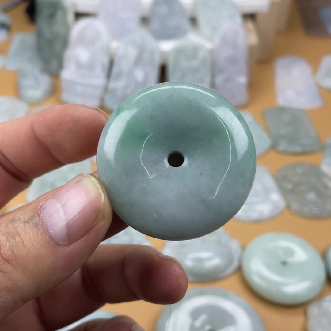 翡翠未镶嵌颈饰平安扣