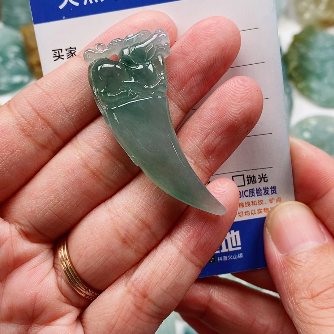 翡翠未镶嵌颈饰龙牙