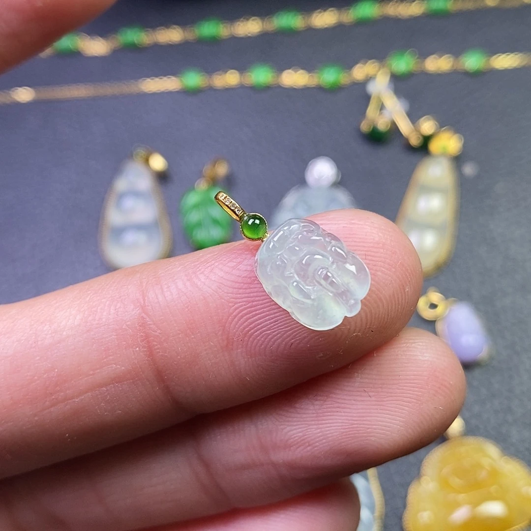 颈饰18K金镶嵌翡翠