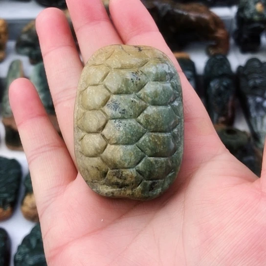 未镶嵌岫岩河磨玉（透闪石质玉）把件