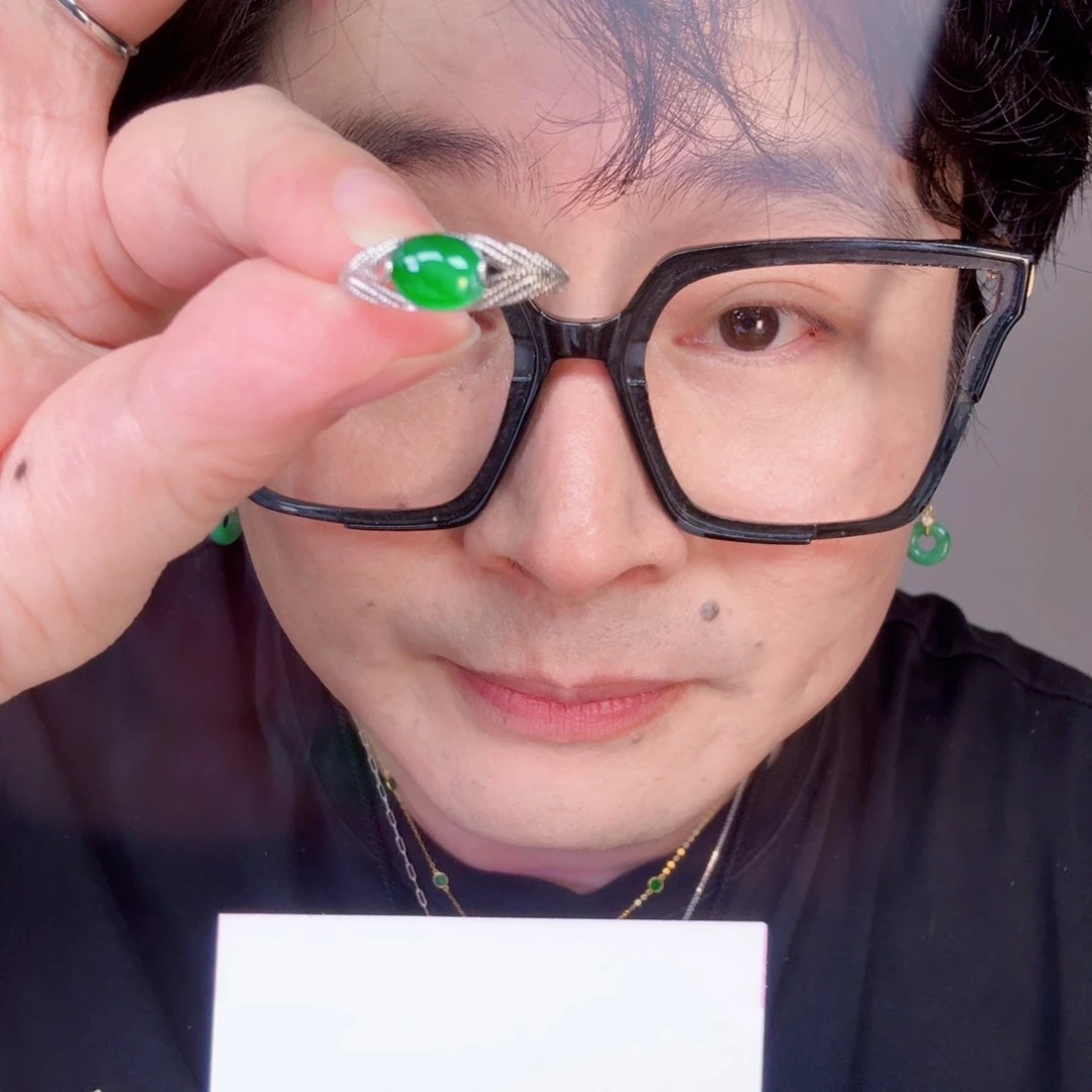 翡翠未镶嵌颈饰一件