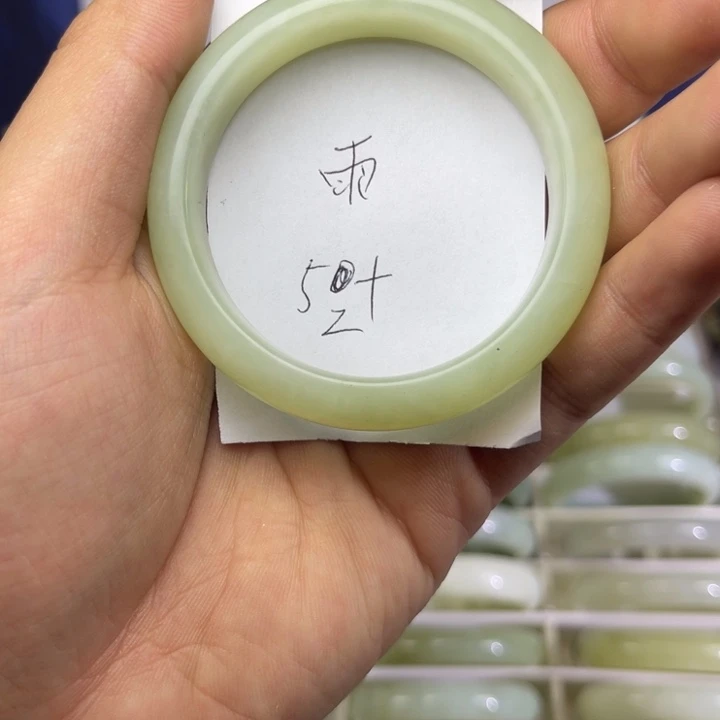 蛇纹石玉手镯未镶嵌雨**。