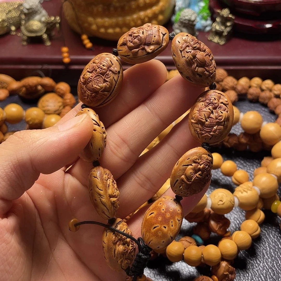 大桃核雕刻瑕疵财神