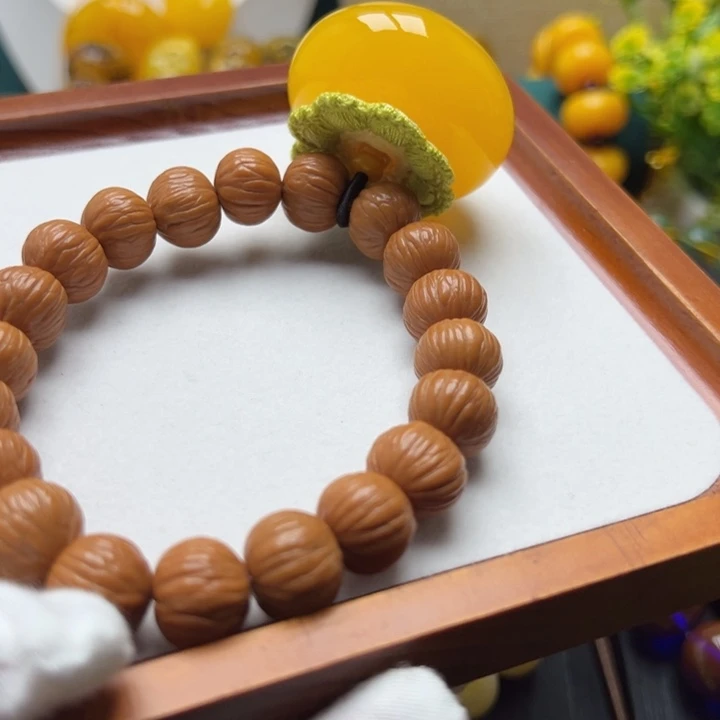 琥珀未镶嵌颈饰手持