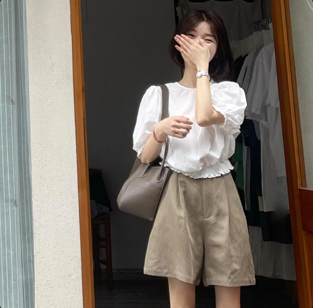 【白开水】夏季高级白色圆领设计感衬衫上衣搭配高腰卡其色短裤套装