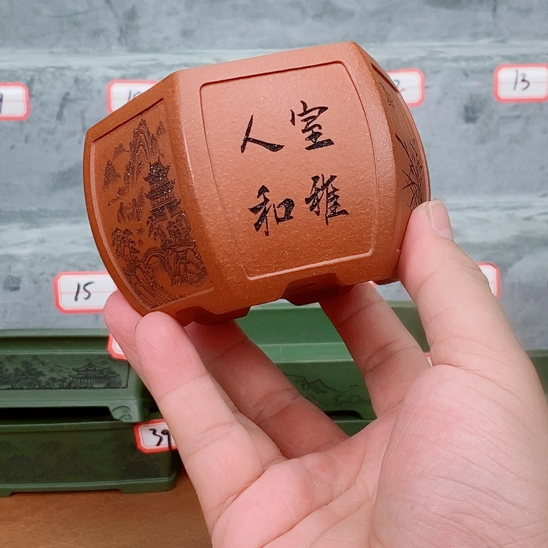 紫砂花盆在外面玩