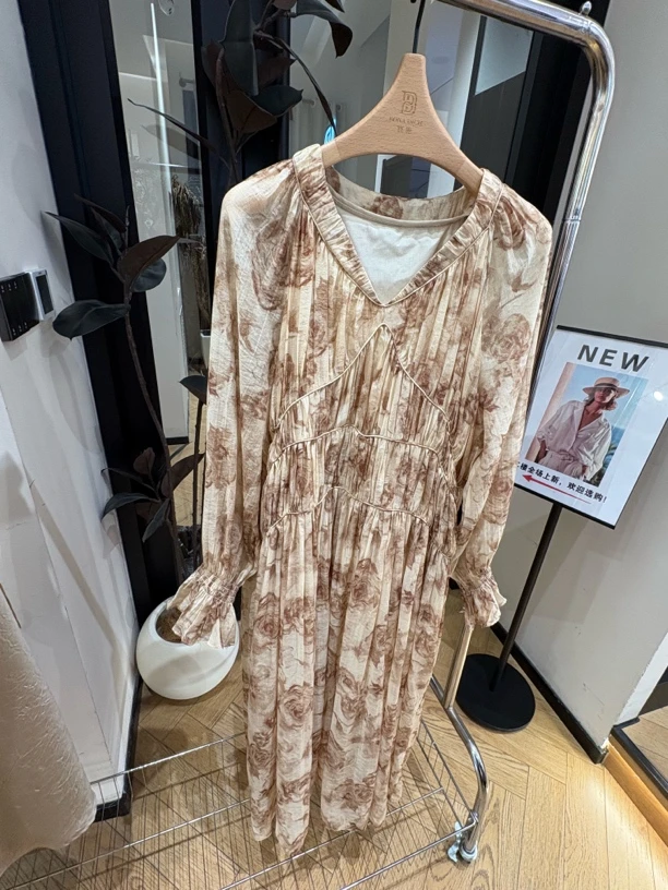 V领碎花收腰连衣裙