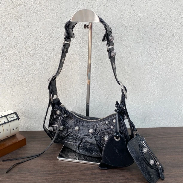 95新 Balenciaga/巴黎世家 钻扣xs月牙Lecagelo单肩斜挎包123664
