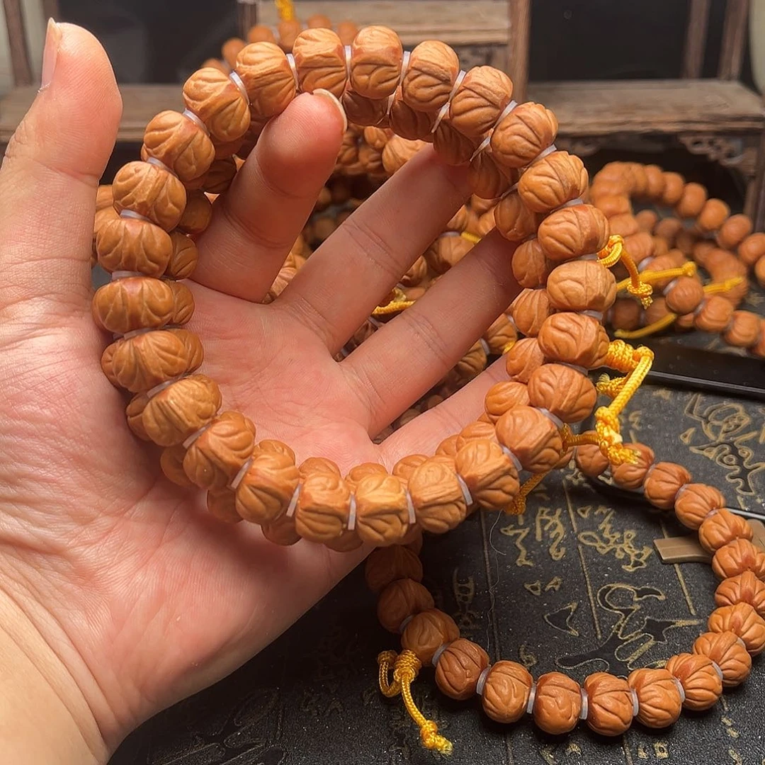 桃核吊坠桃和手持