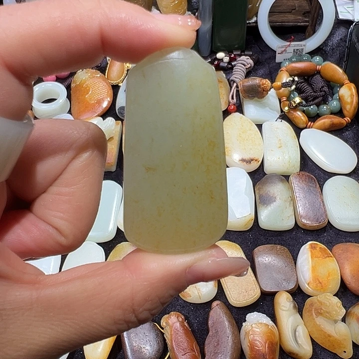 小***儿和田玉未镶嵌颈饰