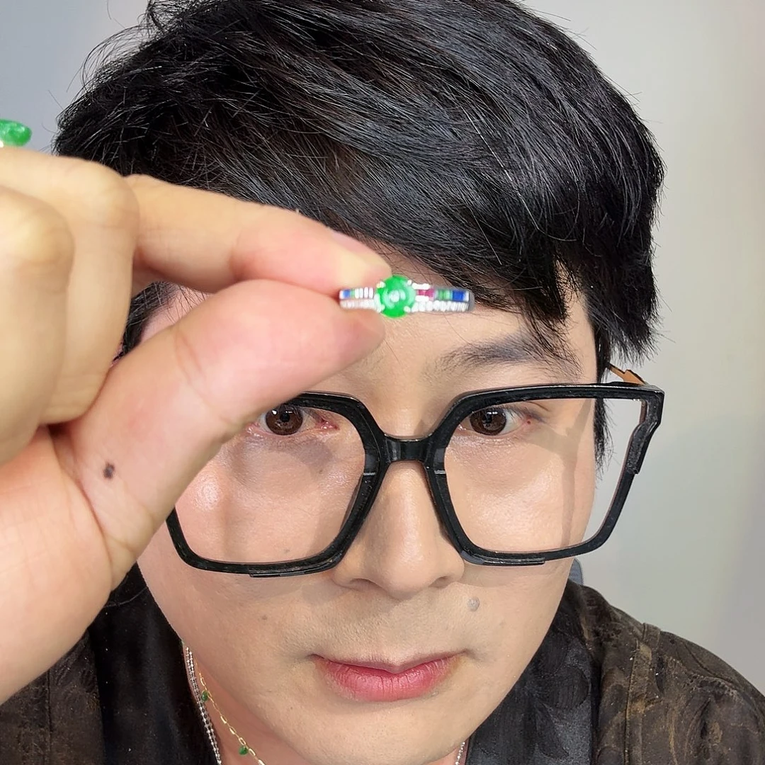 翡翠未镶嵌颈饰一件