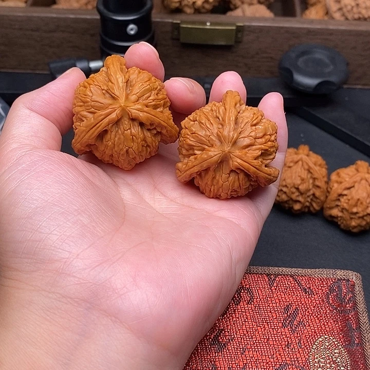 ****瑞把件文玩核桃白奔