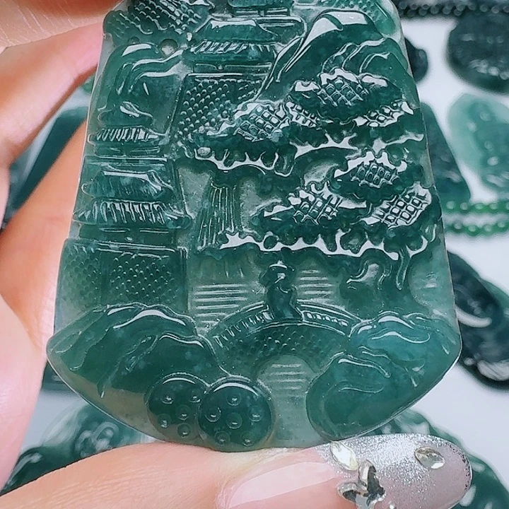 翡翠未镶嵌颈饰多样性发其一