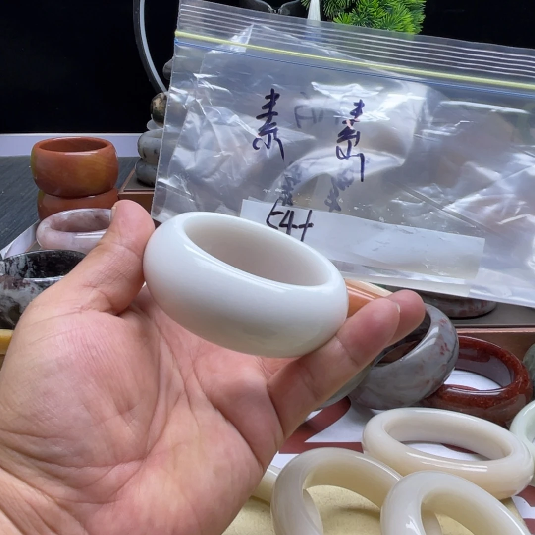 素***素石英质玉（佘太翠）未镶嵌手镯