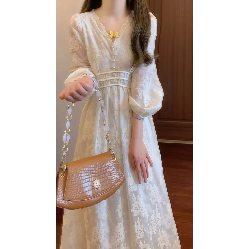 2025秋季法式小众重工刺绣轻奢精致V领连衣裙收腰气质长裙9724