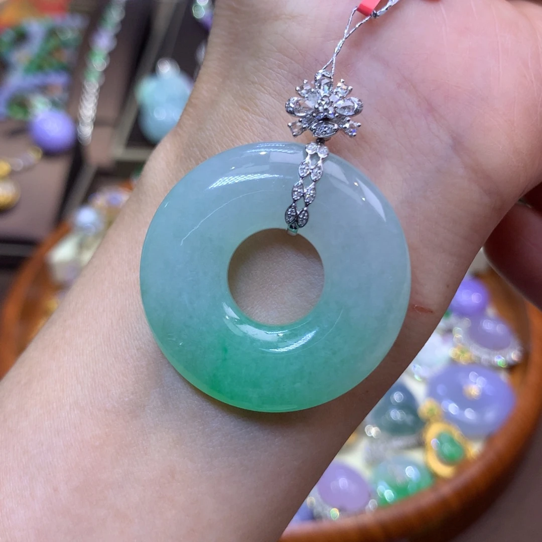 翡翠18K金镶嵌颈饰