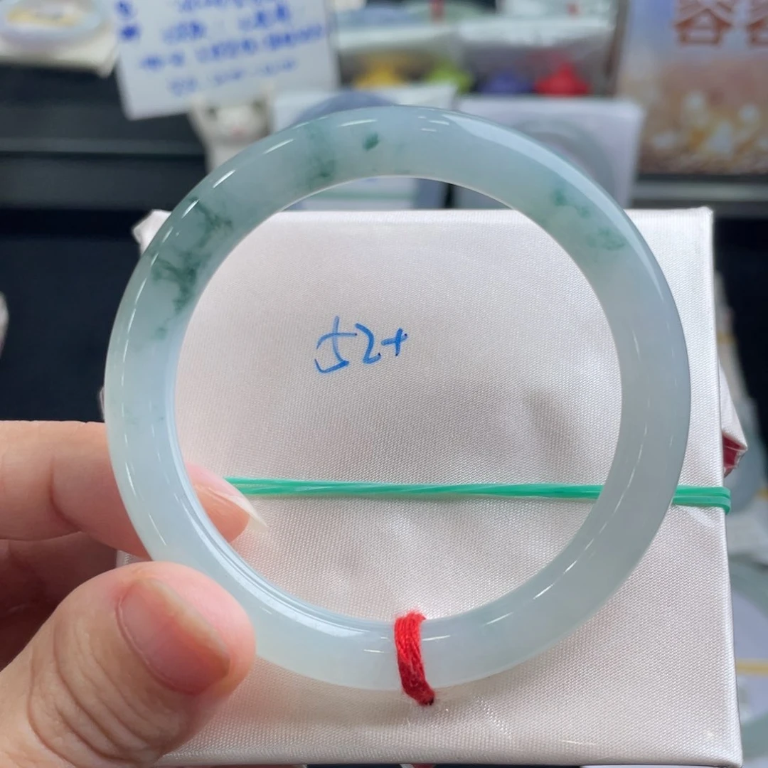 翡翠手镯未镶嵌翡翠手镯