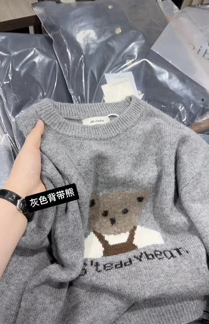 米蓝家名殿 高级感满满～今年的第一件背带熊毛衣8308