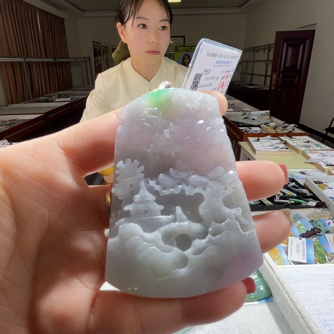翡翠未镶嵌颈饰一个