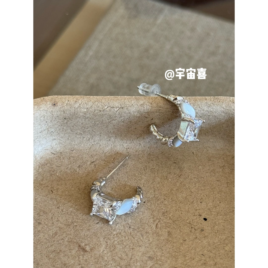 铜合金锆石耳饰 I2-653【纽结c方形白锆冰块贝壳耳钉（银色）】
