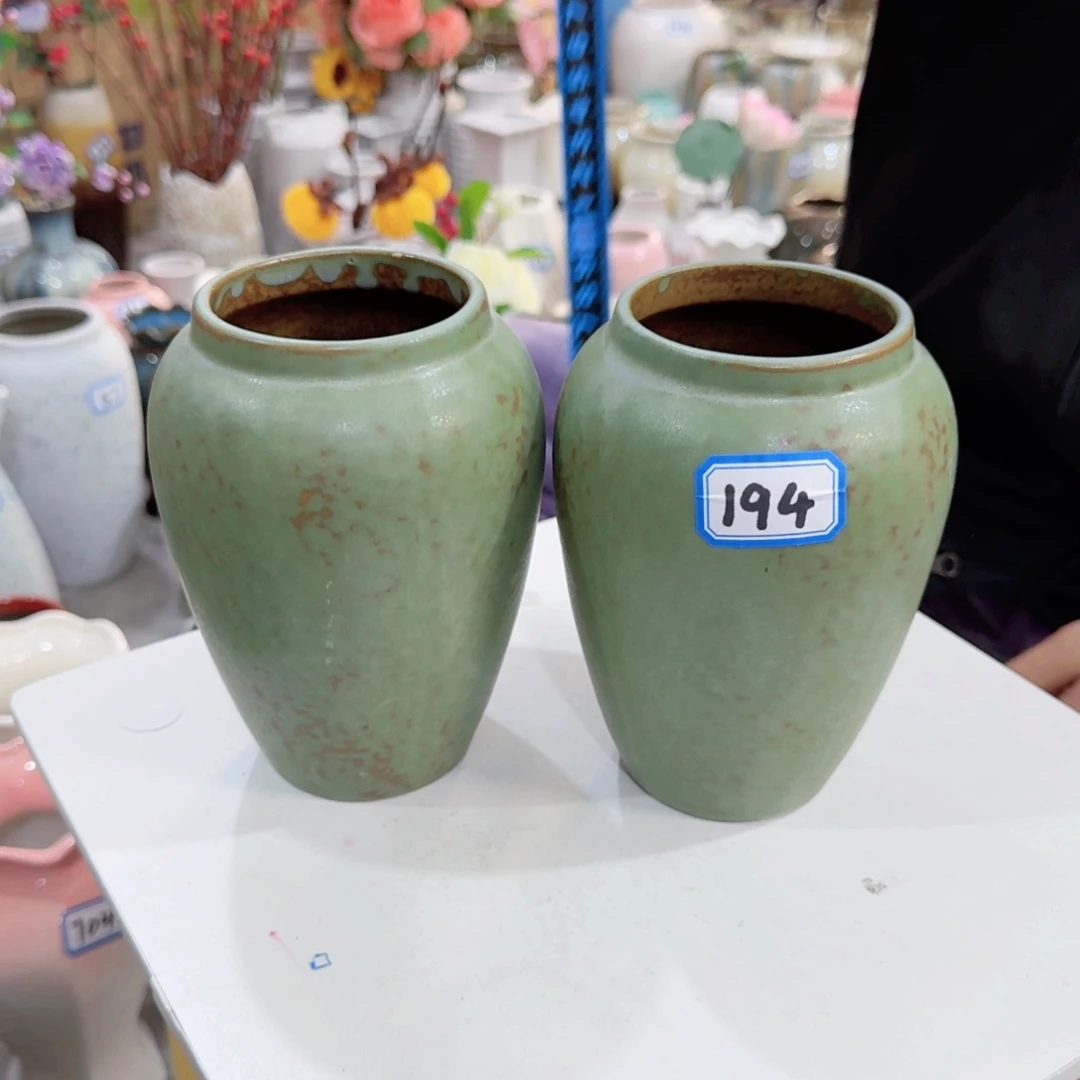 194号一对小花瓶高16厘米微瑕