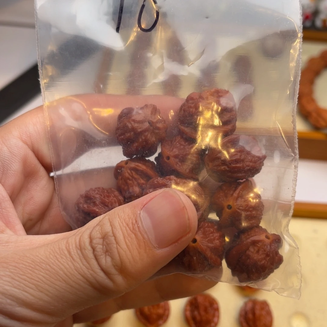 ￴***人文玩核桃手串蛤蟆头