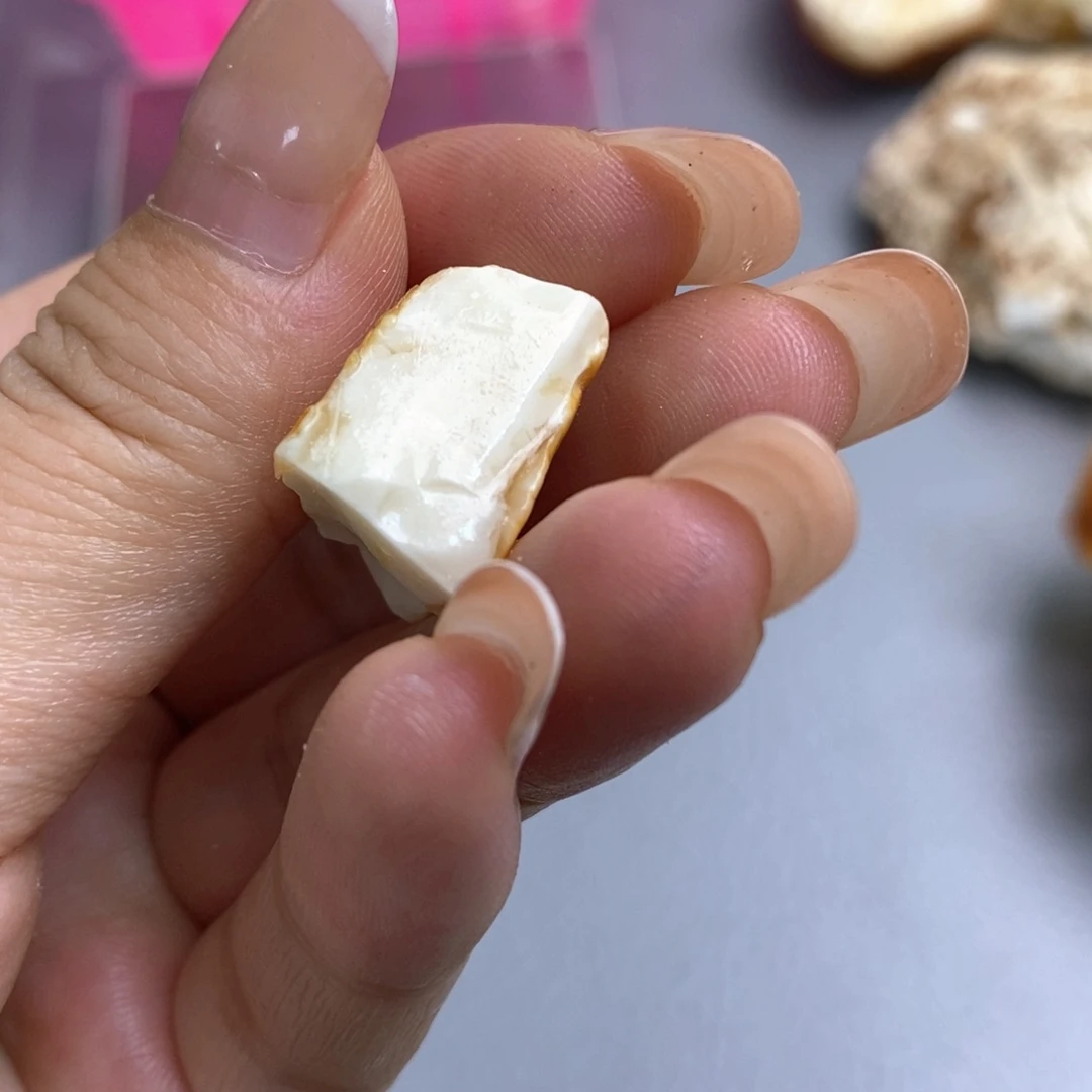 定制琥珀未镶嵌虎****熊蜜蜡