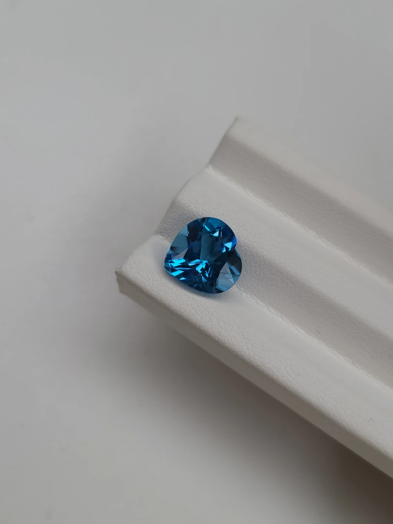 天然瑞士蓝色托帕石心形裸石未镶嵌一粒10mm