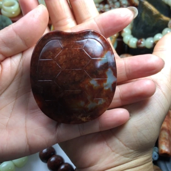 未镶嵌岫岩河磨玉（透闪石质玉）把件?****