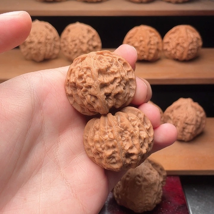 文玩核桃把件39.8边肚红皮苹果园