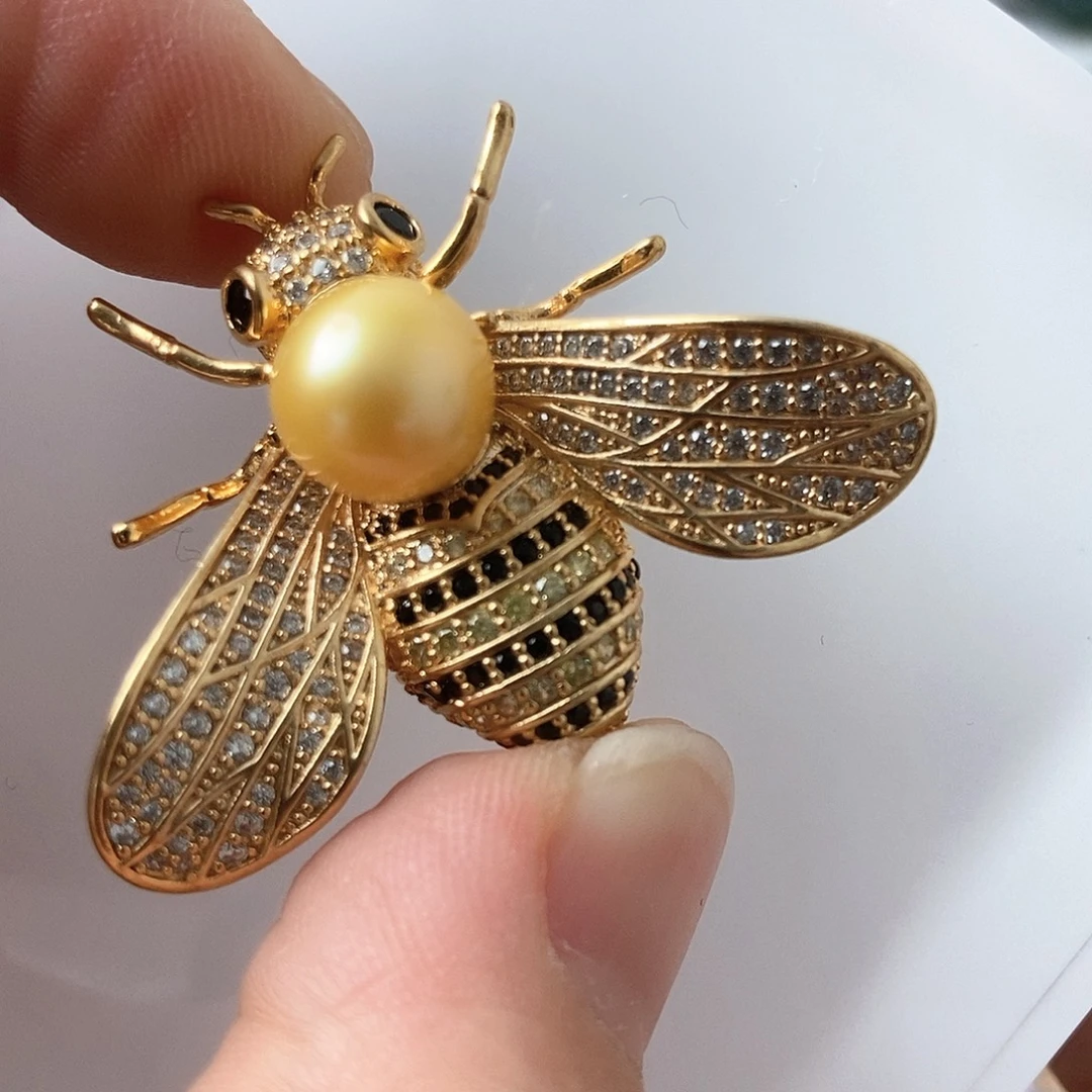 海***牛血珀未镶嵌颈饰蜜蜂