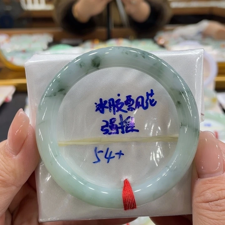 翡翠手镯未镶嵌翡翠