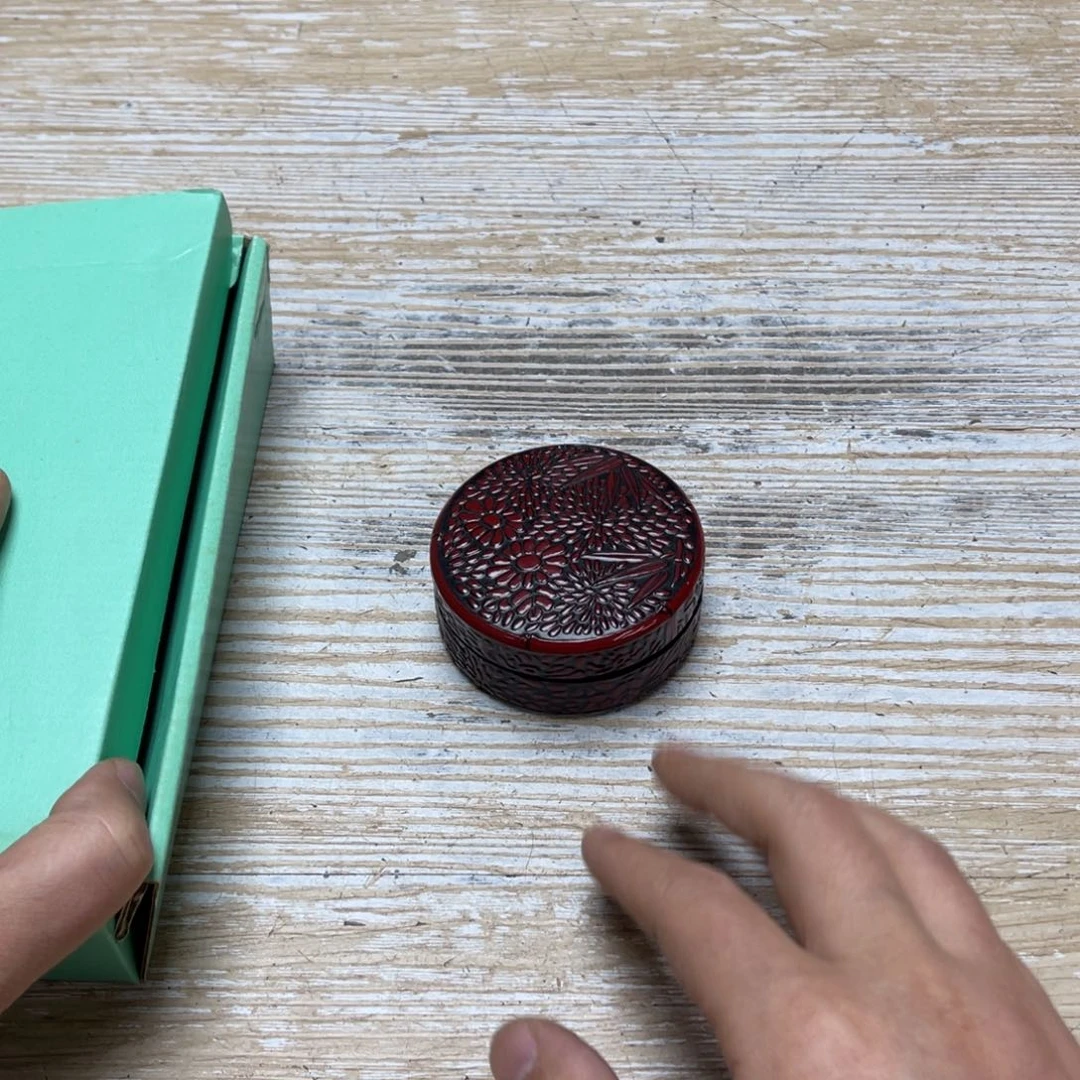 瓷片福*密密麻麻地排列着一个